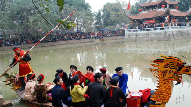 Hội Lim khai hội, liền chị nhí 5 tuổi hát quan họ gây sốt- Ảnh 13. Hàng vạn người chen nhau trẩy hội Lim