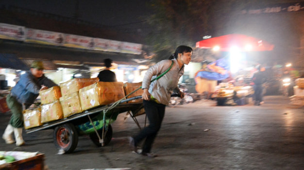 Những phụ nữ kéo xe ở chợ Long Biên