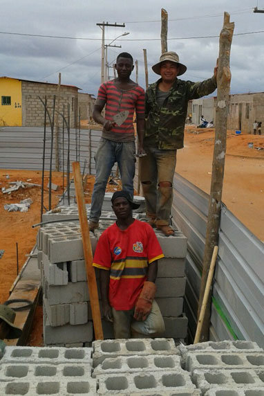 Thúc đẩy quan hệ đoàn kết, hữu nghị, hợp tác truyền thống Việt Nam - Angola- Ảnh 4. Sang Angola làm việc hợp pháp
