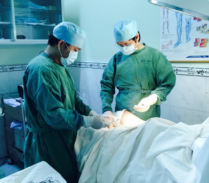 Đứng lâu, ngồi một chỗ dễ bị giãn tĩnh mạch chân