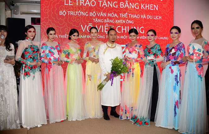 Nhà thiết kế Võ Việt Chung nhận bằng khen vì quảng bá áo dài