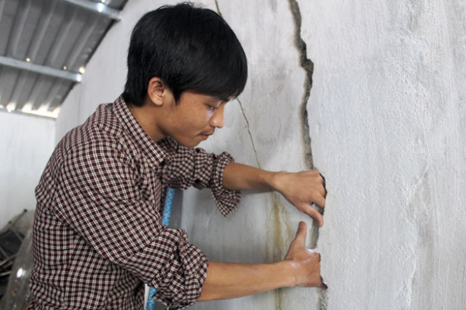 Nhà dân, đường giao thông bị lún sập do thi công kè- Ảnh 6. Thi công quốc lộ gây nứt nhà: Dân chưa nhận được đền bù