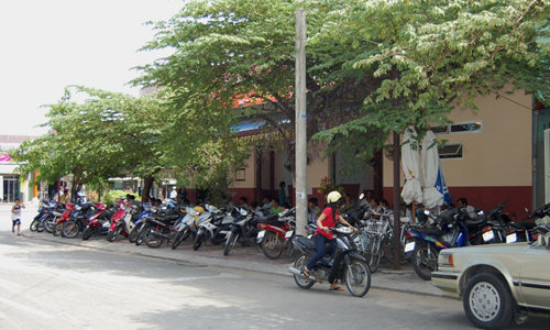 Hai 'phe' chê khen quán ăn tận thu tiền giữ xe, trà đá, khăn giấy của thực khách- Ảnh 4. Lỗi để xe lấn chiếm lề đường, phạt khách hay chủ quán?