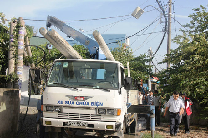 Gãy trụ điện dân sinh gây mất điện nhiều giờ