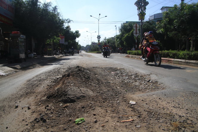 Hãi hùng quốc lộ 25 xe tải chạy ào ào, người dân phải tìm đường khác để đi- Ảnh 5. Quốc lộ 25 chỗ xuống rãnh, chỗ vồng trâu