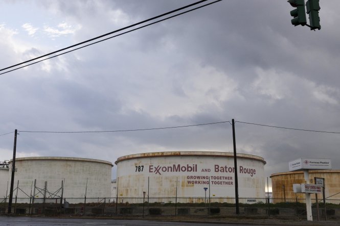 Các thùng chứa dầu tại Nhà máy lọc dầu Exxonmobil Baton Rouge ở Louisiana (Mỹ)  -Reuters
