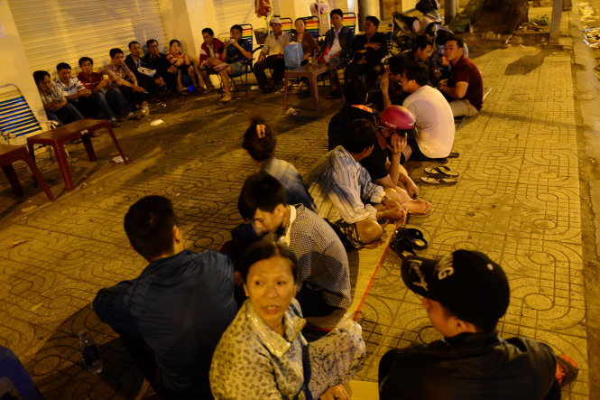 Người dân TP.HCM phải xếp hàng cả vào ban đêm để đặt chỗ chích ngừa cho con em mình  -Quang Định