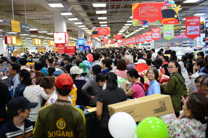 Không có chỗ chen chân trong ngày siêu thị Emart (Hàn Quốc) mở cửa hoạt động 28-12 tại TP.HCM  -Thanh Tùng