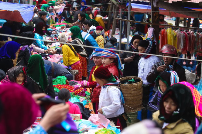 Những phiên chợ vùng cao nhiều màu sắc là địa chỉ du lịch không thể bỏ qua đối với các khách du lịch (ảnh chụp tại chợ Phố Cáo, Hà Giang) -Nguyễn Khánh