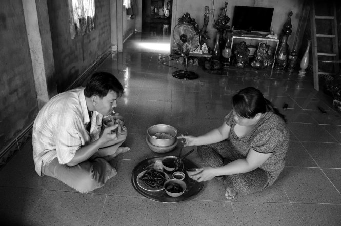 Bữa cơm trưa đạm bạc mà ấm áp của vợ chồng chị Hoa
