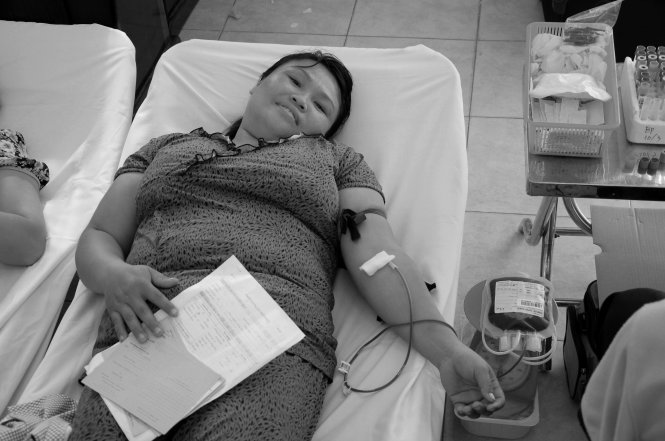 Chị Hoa trong lần hiến máu thứ 23 tại hội trường khối vận trung tâm thị xã Đồng Xoài, Bình Phước ngày 17-7-2015
