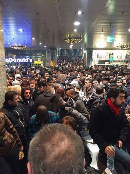 Nhiều vụ quấy rối và trộm cắp đã diễn ra tại ga trung tâm Cologne này đêm giao thừa 2016. Các nhân chứng kể đã thấy khoảng 1.000 nam giới, đa số từ Bắc Phi và Ả Rập, trong số này có những băng nhóm móc túi và quấy rối -Spiegel