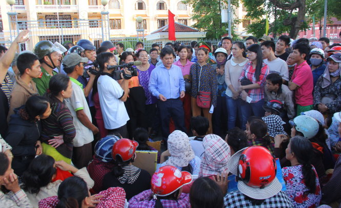 Ông Nguyễn Văn Thành - chủ tịch UBND TP Huế - đối thoại với người dân buôn bán ở chợ Phú Hậu ngay trước trụ sở UBND tỉnh-NGUYÊN LINH
