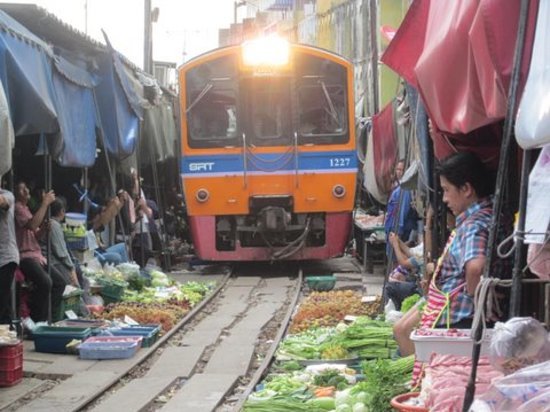 Chợ Maeklong ở Bangkok, Thái Lan ngay trên đường ray xe lửa
