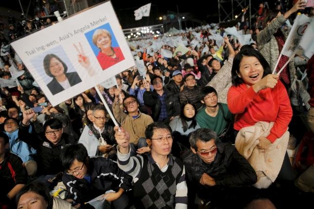 Các ủng hộ viên Đảng Dân tiến của bà Thái Anh Văn trong ngày bầu cử 16-1 -Reuters