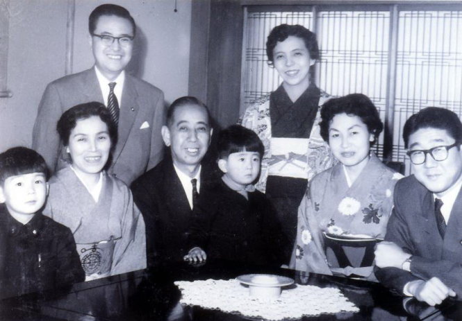 Ông Shinzo Abe ngồi trong lòng ông ngoại Nobusuke Kishi, khi đó là thủ tướng Nhật Bản, ở bìa phải là cha ông - Shintaro Abe -apantimes.co.jp