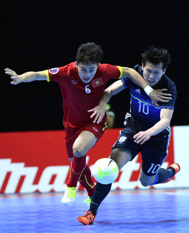 Trần Long Vũ (trái) cùng futsal VN giành vé dự World Cup sau khi vượt qua Nhật Bản ở tứ kết VCK châu Á 2016 tại Uzbekistan -Quang Thắng