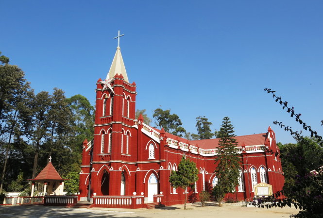 Nhà thờ Immaculate Conception hồng đậm rực rỡ dưới trời xuân xanh Pyin Oo Lwin