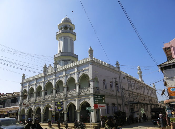 Nhà thờ Hồi giáo thanh thoát giữa phố Pyin Oo Lwin
