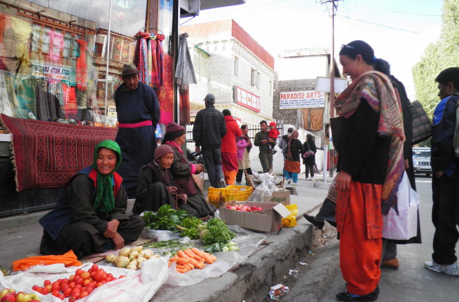 Một chợ cóc ven hè ở Leh, đẫm chất Tạng