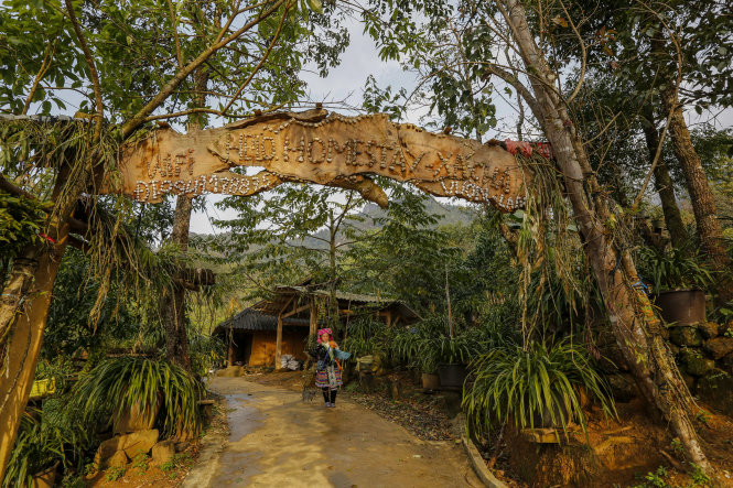 Cổng ngõ của nhà Hảng A Xà với vườn địa lan hơn 500 chậu-NGỌC QUANG