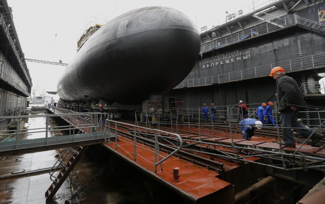 Tàu ngầm lớp Kilo trong nhà máy tại St. Petersburg, Nga                -Yahoo!