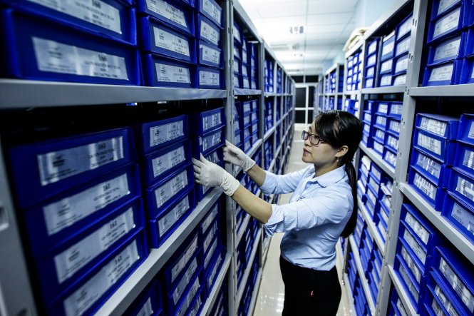 Chị Lưu Thị Thúy, cán bộ phòng kiểm kê bảo quản, sắp xếp các hộp tư liệu của các nhà khoa học. Nhiệt độ bảo quản đối với các tư liệu giấy khoảng 22-26 độ C
