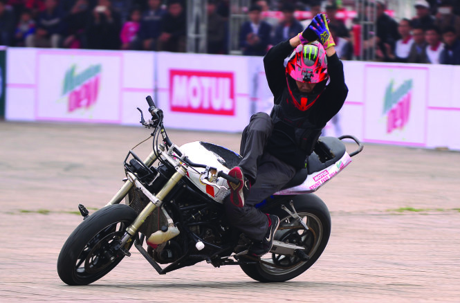 Một Stunter biểu diễn những động tác điêu luyện tại vòng chung kết Motul Stunt Fest lần thứ 4 diễn ra ở sân vận động Mỹ Đình ngày 6-3-2016  -Tuấn Anh