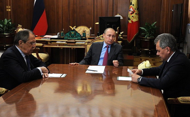 Tổng thống Nga ra quyết định rút quân sau cuộc họp với Bộ trưởng Quốc phòng S. Shoigu (bìa phải) và Ngoại trưởng Nga S.Lavrov (bìa trái)-Kremlin.ru