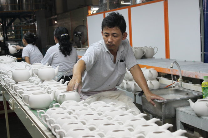 Khối doanh nghiệp tư nhân còn chặng đường dài phía trước. Trong ảnh: xưởng sản xuất gốm sứ Minh Long I-Lê Sơn