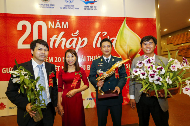 Phi cong TranThanhLuan (thu 2 tu phai qua) voi mo hinh Su-30 cùng các gương mặt trẻ VN tiêu biểu - Ảnh: Việt Dũng