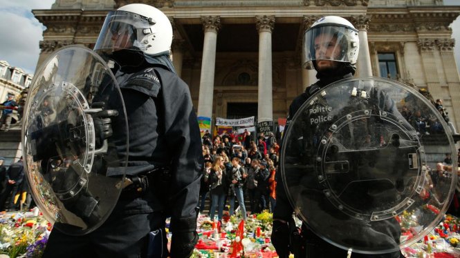 Cảnh sát Bỉ bảo vệ một khu tưởng niệm những nạn nhân của vụ tấn công Brussels -abc7.com