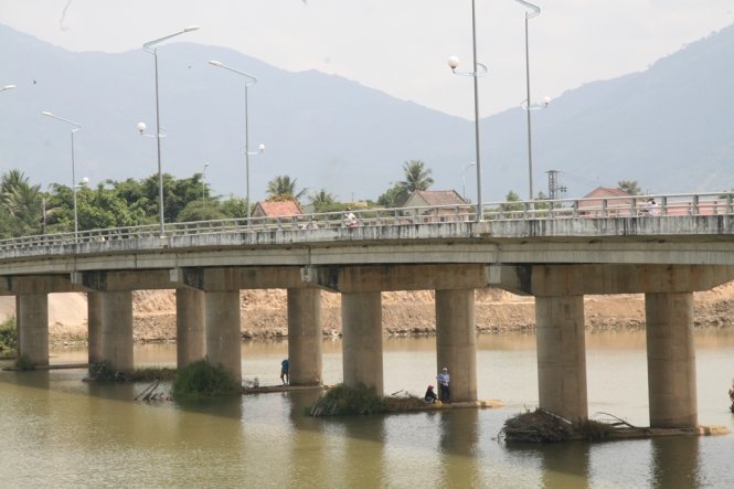Nha Trang lo ngại nước mặn xâm nhập sâu vào các sông, chất thải gây ô nhiễm sông Cái- Ảnh 2. Sông Cái Nha Trang cạn nước, ngừng trôi