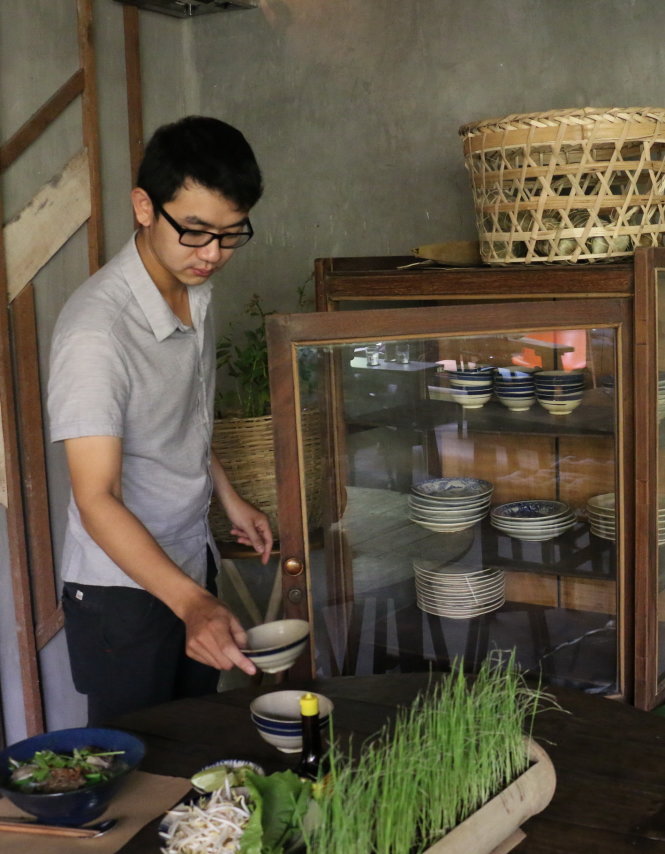 Anh Nguyễn Tuấn Kiệt, chủ quán Năm Mười Mười Lăm, sắp xếp chén đĩa mang từ quê lên -YẾN TRINH