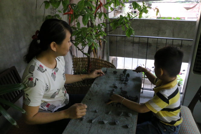 Hai mẹ con chơi trò ô ăn quan ở quán Năm Mười Mười Lăm -YẾN TRINH