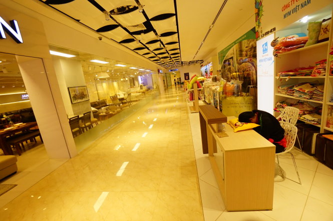 Dù khuyến mãi liên tục nhưng trung tâm thương mại Pearl Plaza (Q.Bình Thạnh) vẫn vắng vẻ không có khách mua -Quang Định