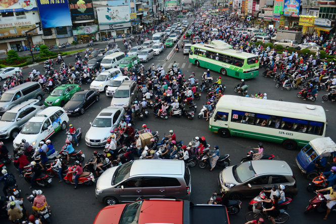 Giao thông hỗn loạn tại ngã tư Hàng Xanh (TP.HCM), xe buýt trong vòng quay của xe máy -Quang Định