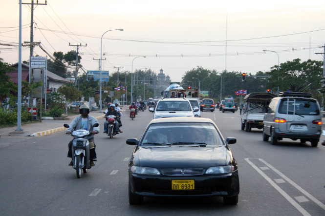 Đường phố Vientiane đông đúc người xe nhưng luôn trật tự-GIA TIẾN