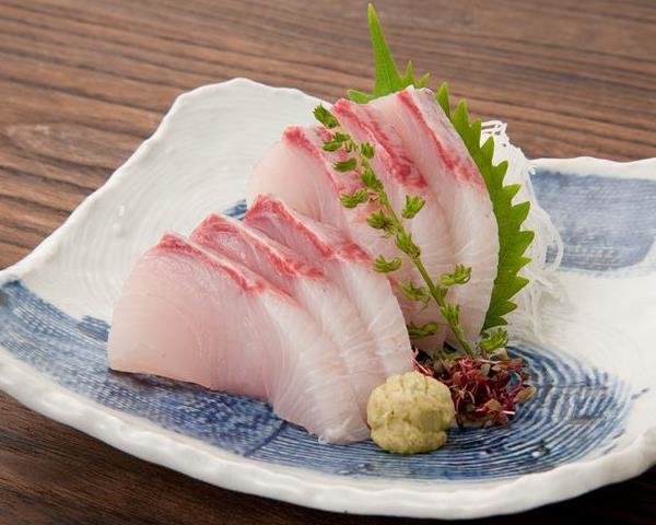Cá cam, hay còn gọi là cá kampachi – một trong những loài cá người Nhật ăn sống.