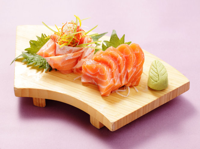 Sashimi cá hồi - món các nhà hàng Nhật truyền thống nghiêm túc không bao giờ có