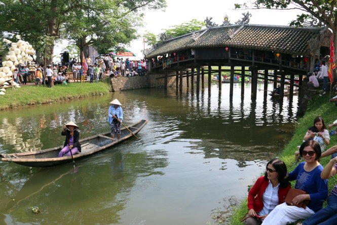 Cầu ngói Thanh Toàn trong ngày lễ hội -THÁI LỘC