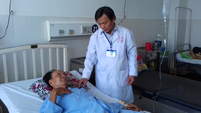Bé trai 3 tuổi thủng ruột 8 chỗ vì 31 viên nam châm - Ảnh 2.