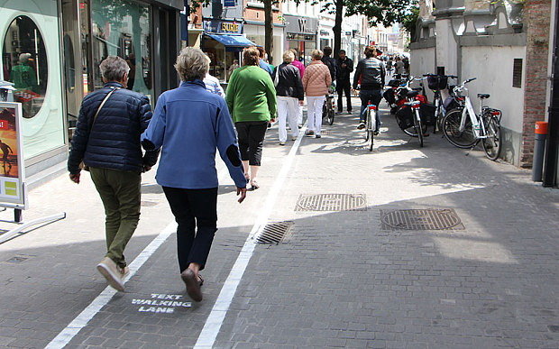Đường dành riêng cho người vừa đi vừa nhắn tin ở Bỉ