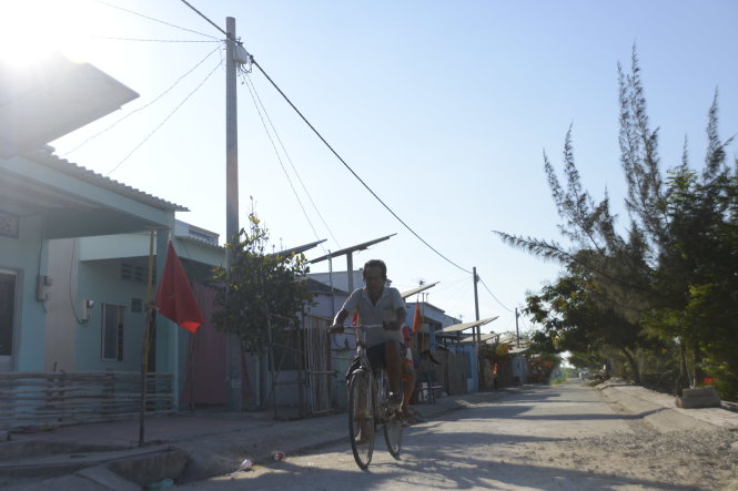 Hàng trụ điện nối dài dọc tuyến đường bao quanh ấp đảo để cung cấp điện tới từng nhà cho người dân