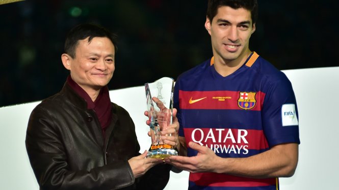 Jack Ma và ngôi sao của CLB Barcelona - Luis Suarez-goal.com