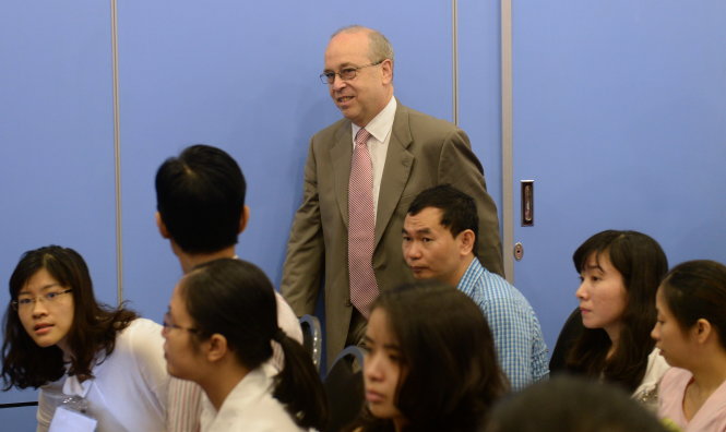 Ông Daniel Russel - trợ lý ngoại trưởng Mỹ phụ trách các vấn đề Đông Á và Thái Bình Dương - bước vào phòng họp báo tại Đại sứ quán Mỹ ở Hà Nội sáng 10-5  -Hoàng Đình Nam