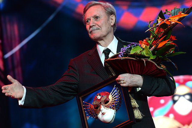 Giám đốc nghệ thuật Yuri Solomin nhận giải thưởng sân khấu “Mặt nạ vàng” năm 2016 vì những đóng góp to lớn cho Nhà hát nhỏ Viện Hàn lâm quốc gia Nga trong 25 năm qua -RIA