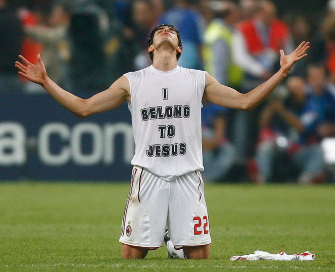 Kaka ăn mừng một bàn thắng khi còn khoác áo AC Milan -christianpost.com