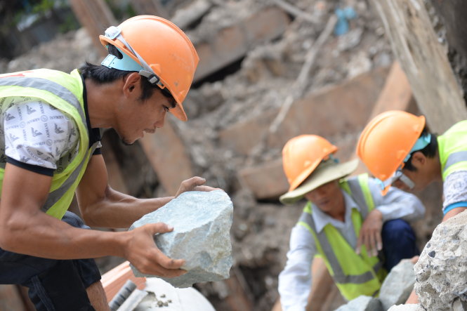 Công nhân kè đá cho kênh Hàng Bàng