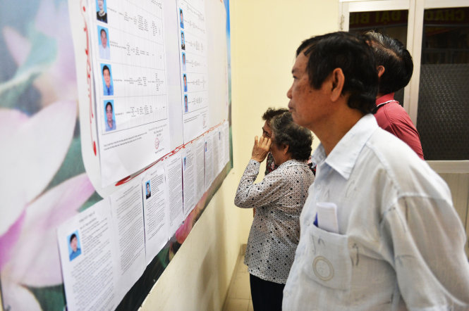 Cử tri xem thông tin của các ứng cử viên đại biểu HĐND TP.HCM, đơn vị quận Tân Bình-Quang Định